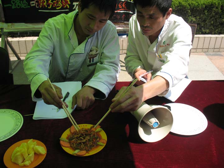 置地娱乐场
参加美食节活动之厨王争霸