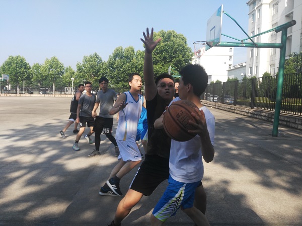 置地娱乐场
举行欢送2018届毕业生师生篮球赛