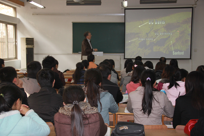 加州大学Charles Shoemaker教授来置地娱乐场
访问