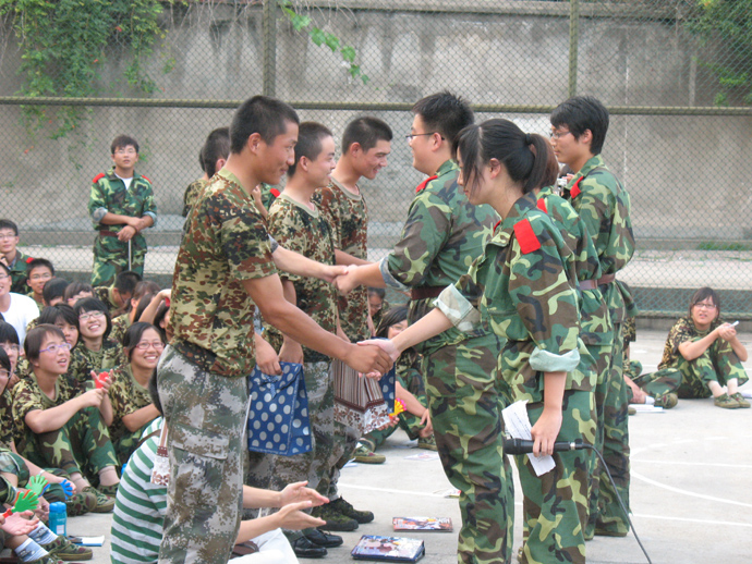 置地娱乐场
举行文艺汇演欢送教官喜迎新生