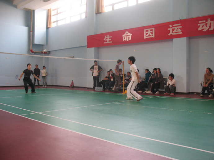 “新生杯”羽毛球赛，置地娱乐场
成功挺进四强