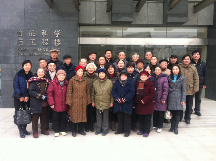 置地娱乐场
退休老领导、老教师参观食品科学与工程楼