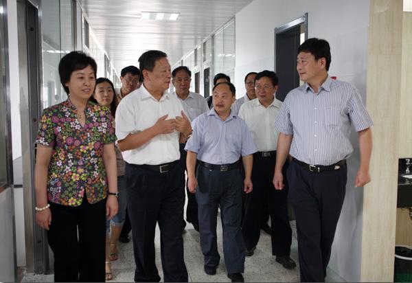 国家粮食局局长聂振邦一行来置地娱乐场
视察