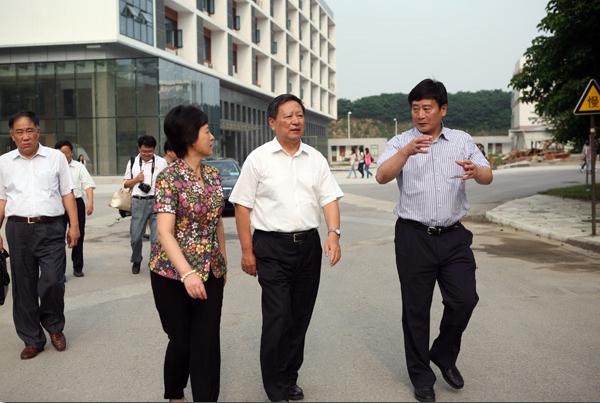 国家粮食局局长聂振邦一行来置地娱乐场
视察