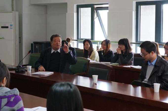 原南京经济置地娱乐场
院长靳祖训教授回置地娱乐场
指导工作