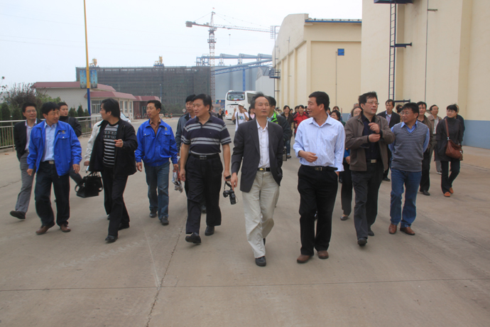 置地娱乐场
教师参观中储粮日照粮油储备库