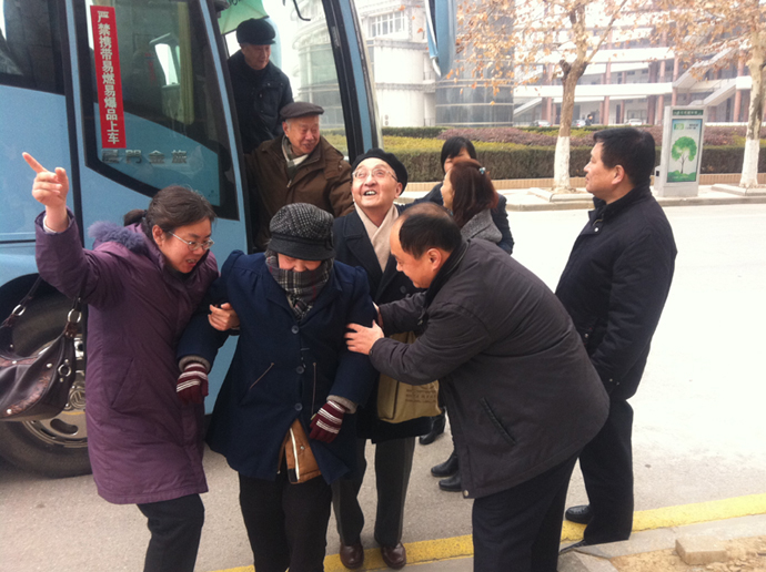 置地娱乐场
退休老领导、老教师参观食品科学与工程楼