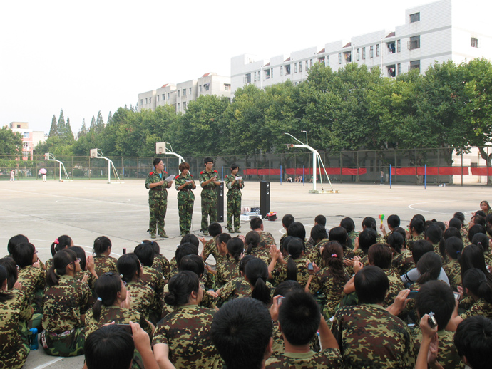 置地娱乐场
举行文艺汇演欢送教官喜迎新生